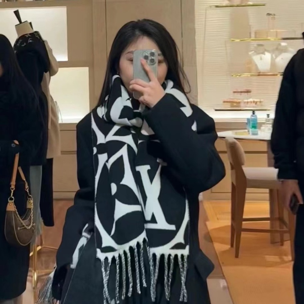Louis Vuitton scarf in large classic letters and Monogram flowers - Picture 3 of 5